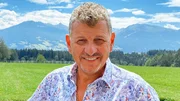 Semino Rossi lebte als Stra&szlig;enmusiker am Existenzminimum.; NDR Fernsehen SCHLAGER-SCHICKSALE - STARS UND IHR WEG AUS DER KRISE, am Samstag (12.10.24) um 20:15 Uhr. Semino Rossi lebte als Stra&szlig;enmusiker am Existenzminimum. &copy; NDR/Susanne Gliffe, honorarfrei - Verwendung gem&auml;&szlig; der AGB im engen inhaltlichen, redaktionellen Zusammenhang mit genannter NDR-Sendung und bei Nennung "Bild: NDR/Susanne Gliffe" (S2). NDR Presse und Information/Fotoredaktion, Tel: 040/4156-2333 oder -2305, pressefoto@ndr.de