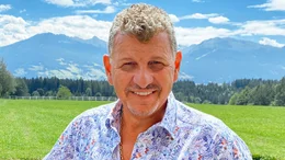 Semino Rossi lebte als Stra&szlig;enmusiker am Existenzminimum.; NDR Fernsehen SCHLAGER-SCHICKSALE - STARS UND IHR WEG AUS DER KRISE, am Samstag (12.10.24) um 20:15 Uhr. Semino Rossi lebte als Stra&szlig;enmusiker am Existenzminimum. &copy; NDR/Susanne Gliffe, honorarfrei - Verwendung gem&auml;&szlig; der AGB im engen inhaltlichen, redaktionellen Zusammenhang mit genannter NDR-Sendung und bei Nennung "Bild: NDR/Susanne Gliffe" (S2). NDR Presse und Information/Fotoredaktion, Tel: 040/4156-2333 oder -2305, pressefoto@ndr.de