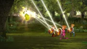 Mit ihren Schilden lenken die Freunde der Tafelrunde die Sonnenstrahlen auf die lichtempfindliche Fee des Zauberwaldes. Mit ihren Schilden lenken die Freunde der Tafelrunde die Sonnenstrahlen auf die lichtempfindliche Fee des Zauberwaldes.