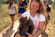 Pavian-Ausflug für Neuzugang Franzi; der kleine Affe darf heute zum ersten Mal bei einem „Baboon-Walk“ mit Pavian-Ausflug für Neuzugang Franzi; der kleine Affe darf heute zum ersten Mal bei einem „Baboon-Walk“ mit