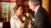 Zwischen Emily (Daniela Ziegler) und Lord Woxter (Friedrich von Thun) funkt es beim Speeddating sofort.