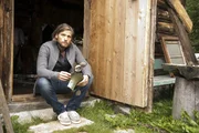 Markus Kofler (Sebastian Str&ouml;bel) findet in der H&uuml;tte seines Vaters Hinweise auf ein altes Flugzeugwrack.