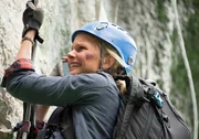 Pia Hoeflings (Sinja Dieks) Klettertour endet schmerzhaft. Verzweifelt versucht sie, Hilfe zu rufen.