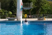 Wie mache ich die größte Wasserfontäne? "PUR+" Moderator Eric Mayer trainiert Arschbomben. Was muss er beachten, damit er sich nicht wehtut? Wie mache ich die größte Wasserfontäne? "PUR+" Moderator Eric Mayer trainiert Arschbomben. Was muss er beachten, damit er sich nicht wehtut?