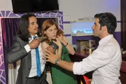 Als das SEK die Feier endlich stürmt, nimmt Murat (Cem Erzincan, li.) Dascha (Lena Ehlers) als Geisel. Verzweifelt versucht Tayfun (Tayfun Baydar) das zu verhindern. Als das SEK die Feier endlich stürmt, nimmt Murat (Cem Erzincan, li.) Dascha (Lena Ehlers) als Geisel. Verzweifelt versucht Tayfun (Tayfun Baydar) das zu verhindern.