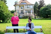 Jakob Frings (Max K&ouml;nig, r.) ist geschockt und wird von seiner Chefin Nele Fehrenbach (Floriane Daniel, l.) getr&ouml;stet. Seine Freundin wurde tot aus dem Bodensee geborgen.