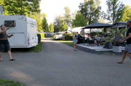 Camping-Tennis: Michael hilft seinem Campingnachbarn Andreas beim Abnehmen vor der Hochzeit.