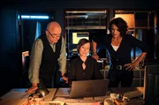 Peter Becker (Peter Espeloer), Frau Keller (Annalena Schmidt) und Lena Odenthal (Ulrike Folkerts, r.) &uuml;berpr&uuml;fen ein Alibi.