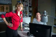 Katharina (Luise B&auml;hr, l.) und Tobias (Markus Brandl, r.) tun sich noch schwer mit ihrem neuen Kollegen Markus Kofler.