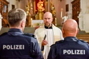 Pfarrer Reiser (Stephan Zinner, M.) wird von den Polizisten (Christian Ammermüller und Georg Mühlbauer) befragt. Pfarrer Reiser (Stephan Zinner, M.) wird von den Polizisten (Christian Ammermüller und Georg Mühlbauer) befragt.