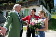 Peter Herbrechter (Michael K&ouml;nig, l.) &uuml;berrascht Tobias (Markus Brandl, M.) und Emilie (Stefanie von Poser, r.)