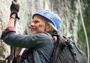 Pia Hoeflings (Sinja Dieks) Klettertour endet schmerzhaft. Verzweifelt versucht sie, Hilfe zu rufen.