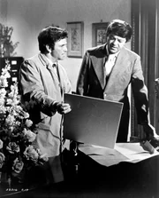 "Columbo - Mord in Pastell", Der bekannte Kunstkritiker Dale Kingston hofft, von seinem reichen Onkel dessen wertvolle Sammlung zu erben. Als der Onkel sein Testament ändert, unterschreibt er damit sein Todesurteil. Lt. Columbo bezweifelt die Version eines Kunstraubes. Da er Dale mit seinen Fragen in die Enge treibt, bezichtigt der Verdächtige die wahre Erbin des Mordes. Im Bild (v.li.): Peter Falk (Insp. Columbo), Ross Martin (Dale). "Columbo - Mord in Pastell", Der bekannte Kunstkritiker Dale Kingston hofft, von seinem reichen Onkel dessen wertvolle Sammlung zu erben. Als der Onkel sein Testament ändert, unterschreibt er damit sein Todesurteil. Lt. Columbo bezweifelt die Version eines Kunstraubes. Da er Dale mit seinen Fragen in die Enge treibt, bezichtigt der Verdächtige die wahre Erbin des Mordes. Im Bild (v.li.): Peter Falk (Insp. Columbo), Ross Martin (Dale).