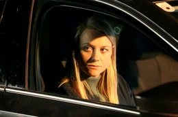 Die junge Kommissarin Anni (Anna Unterberger) wartet im Auto auf ihren Kollegen.