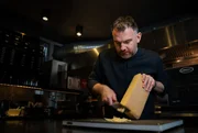 Sterne-Koch René Frank bei der Zubereitung, im Restaurant Coda in Berlin-Neukölln. Sterne-Koch René Frank bei der Zubereitung, im Restaurant Coda in Berlin-Neukölln.