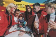 "Medicopter 117 - Jedes Leben z&auml;hlt", "Der Absturz." Bei einem Einsatz in den Bergen steuert Biggi den Hubschrauber in ein gespanntes Drahtseil. Im Bild (v.li.): Anja Freese (Dr. Gabriele Kollmann), Sabine Petzl (Biggi Schwerin), Rainer Grenkowitz (Dr. Michael L&uuml;dwitz), Wolfgang Krewe (Ralf Staller), Serge Falck (Peter Berger).