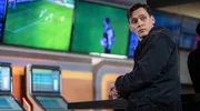 Statt seiner Arbeit nachzugehen, verbringt Kommissar Jan Pawlak (Rick Okon) seine Zeit lieber im Wettbüro „Mutluluk“ (türkisch für „Glück“). Statt seiner Arbeit nachzugehen, verbringt Kommissar Jan Pawlak (Rick Okon) seine Zeit lieber im Wettbüro „Mutluluk“ (türkisch für „Glück“).