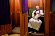 Reiser (Stephan Zinner) wartend im Beichtstuhl. Keiner kommt. Reiser (Stephan Zinner) wartend im Beichtstuhl. Keiner kommt.
