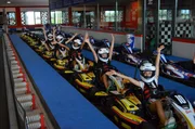 Die WG-M&auml;dchen fahren ein Rennen auf der Kartbahn.