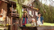 Mia (Margot Nuccetelli, l.) und Sara (Lucia Luna, r.) wollen Saras Mutter mit einem Abendessen &uuml;berraschen.
