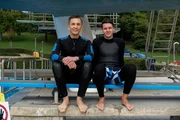 Wie geht die perfekte Arschbombe? "PUR+" Moderator Eric Mayer mit seinem Trainer, dem Splashdiver Nico van Oudtshoorn. Wie geht die perfekte Arschbombe? "PUR+" Moderator Eric Mayer mit seinem Trainer, dem Splashdiver Nico van Oudtshoorn.