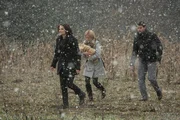 NELLA FOTO, DA SINISTRA: MARY ELIZABETH MASTRANTONIO (KELLY), CLAIRE COFFEE (ADALIND SCHADE), DAMIEN PUCKLER (MEISNER) NELLA FOTO, DA SINISTRA: MARY ELIZABETH MASTRANTONIO (KELLY), CLAIRE COFFEE (ADALIND SCHADE), DAMIEN PUCKLER (MEISNER)