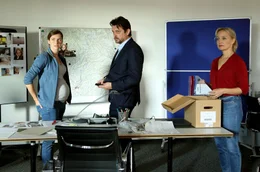 Sandra (Miriam Stein), Sascha (Hary Prinz) und Eva Merz (Eva Herzig) besprechen die vorhandenen Hinweise auf einen m&ouml;glichen Serienm&ouml;rder im Besprechungszimmer des LKA.