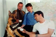 "Kommissar Rex", "Vollgas." Auf Grund seiner Leidenschaft f&uuml;r Go Kart-Rennen hat der junge Automechaniker Martin Fritsch Schulden bei einem Kredithai gemacht. Als der dubiose Gesch&auml;ftsmann ermordet wird, tauchen Brandtner und Rex an seinem Arbeitsplatz auf.Im Bild (v.li.): Martin Weinek (Fritz Kunz), Heinz Weixelbraun (Christian B&ouml;ck), Gedeon Burkhard (Alexander Brandtner).