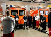 Gemeinsam mit seinem Team ist Henning Baum (7.v.l.) f&uuml;r die Sendung "Einsatz f&uuml;r Henning Baum" u.a. bei der Berliner Feuerwehr im Einsatz.