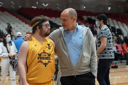 Johnny (Kevin Iannucci, l.); Marcus (Woody Harrelson, r.)