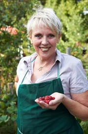 Anne Rixmann, die aus der "Stunksitzung" bekannte Schauspielerin, nennt einen 470qm großen Schrebergarten ihr Gartenglück. Für ihr Gartenfest kann sie mit selbstgeernteten Früchten beeindrucken. Anne Rixmann, die aus der "Stunksitzung" bekannte Schauspielerin, nennt einen 470qm großen Schrebergarten ihr Gartenglück. Für ihr Gartenfest kann sie mit selbstgeernteten Früchten beeindrucken.