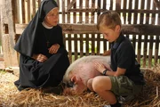 Julius (Lorenz von Glasenapp) erz&auml;hlt Schwester Hanna (Janina Hartwig), dass das Schwein get&ouml;tet werden soll.