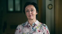Elfriede Eder (Regina Fritsch).