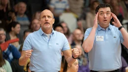 Marcus (Woody Harrelson, l.); Sonny (Matt Cook, r.)