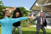 Wenn W&ouml;ller bei den Yoga&uuml;bungen mitmacht, mimt Huber den seri&ouml;sen Bauunternehmer (v.li.: Steven Barret, Wolfgang M&uuml;ller, Fritz Wepper).
