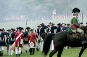 Amerikanische Soldaten stehen den britischen Rotr&ouml;cken gegen&uuml;ber (Nachstellung). Im Kampf um die Unabh&auml;ngigkeit formte sich ein neues politisches Bewusstsein &ndash; doch das Versprechen von Freiheit blieb f&uuml;r viele noch &uuml;ber Generationen hinweg unerf&uuml;llt.