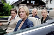 "Vier Frauen und ein Todesfall", "Sondermüll." Bei der regelmäßigen Tour der örtlichen Müllabfuhr geschieht ein schrecklicher Unfall: Der Müllmann Klaus Prinz ist in den Häcksler des Müllwagens geraten. Natürlich ein neuer Fall für die vier Frauen, die ganz und gar nicht an ein Unglück glauben wollen und sich zunächst in der Nachbarschaft des Toten umhören. Bald stellen sie fest, dass gleich mehrere Dorfbewohner mit Prinz über Kreuz waren, darunter sogar dessen eigener Bruder, der seit Jahren nichts mit ihm zu tun haben wollte. Auffällig ist auch, dass Prinz kurz vor seinem Tod plötzlich über eine größere Geldsumme verfügte. Weitere Recherchen führen die Ilmer "Sonderermittlerinnen" letztendlich zu einer grausigen Entdeckung, die fatale Folgen für das ganze Dorf hat. Im Bild (v.li.): Adele Neuhauser (Julie), Julia Stinshoff (Lola), Brigitte Kren (Maria), Martina Poel (Sabine). "Vier Frauen und ein Todesfall", "Sondermüll." Bei der regelmäßigen Tour der örtlichen Müllabfuhr geschieht ein schrecklicher Unfall: Der Müllmann Klaus Prinz ist in den Häcksler des Müllwagens geraten. Natürlich ein neuer Fall für die vier Frauen, die ganz und gar nicht an ein Unglück glauben wollen und sich zunächst in der Nachbarschaft des Toten umhören. Bald stellen sie fest, dass gleich mehrere Dorfbewohner mit Prinz über Kreuz waren, darunter sogar dessen eigener Bruder, der seit Jahren nichts mit ihm zu tun haben wollte. Auffällig ist auch, dass Prinz kurz vor seinem Tod plötzlich über eine größere Geldsumme verfügte. Weitere Recherchen führen die Ilmer "Sonderermittlerinnen" letztendlich zu einer grausigen Entdeckung, die fatale Folgen für das ganze Dorf hat. Im Bild (v.li.): Adele Neuhauser (Julie), Julia Stinshoff (Lola), Brigitte Kren (Maria), Martina Poel (Sabine).