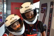 Die WG-M&auml;dchen fahren ein paar Runden auf der Kart-Bahn.