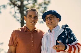 v.li.: Sebastian (Sebastian Maniscalco), Salvo (Robert De Niro).