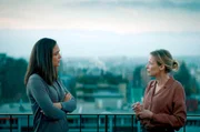 Staatsanwältin Anne Dupraz ( Sophie Broustal, re.) erzählt Carla Meier (Isabelle Caillat, li.) die Wahrheit über ihre Vergangenheit. Staatsanwältin Anne Dupraz ( Sophie Broustal, re.) erzählt Carla Meier (Isabelle Caillat, li.) die Wahrheit über ihre Vergangenheit.