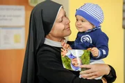 Dilas Tochter wurde entf&uuml;rt. Sie erz&auml;hlt Schwester Hanna, wie sie ihr Kind wieder gefunden hat (v.li.: Janina Hartwig, Greta Jacoby).