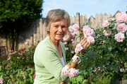In der ersten Folge geht es in den Hochsauerlandkreis in einen romantischen Rosengarten nach Eslohe. Magdalenes Garten ist Lebenselexier und Passion. Gastgeberin Magdalene Fiebig mit ihren Rosen. In der ersten Folge geht es in den Hochsauerlandkreis in einen romantischen Rosengarten nach Eslohe. Magdalenes Garten ist Lebenselexier und Passion. Gastgeberin Magdalene Fiebig mit ihren Rosen.