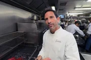 Sardinen sind in Portugal &auml;u&szlig;erst beliebt. Koch Jos&eacute; Avillez serviert sie mit gebratenen Paprika.