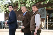 Mark (Arne Stephan, l.), Averbeck (Willy Metzeler, r.) und der Stallmeister (Marin Caktas, r.) können es nicht fassen: Manu schnappt sich Diavolo und reitet mit ihm davon. Mark sieht den Deal nun geplatzt ... Mark (Arne Stephan, l.), Averbeck (Willy Metzeler, r.) und der Stallmeister (Marin Caktas, r.) können es nicht fassen: Manu schnappt sich Diavolo und reitet mit ihm davon. Mark sieht den Deal nun geplatzt ...