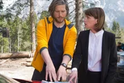 Markus Kofler (Sebastian Str&ouml;bel, l.) sucht mit Unterst&uuml;tzung von Karin Junker (Gisa Zach, r.) nach deren Mann.