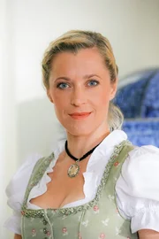 Nicole Ernst (Regina Baumgartner). Nicole Ernst (Regina Baumgartner).