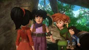 Scarlett zeigt Little John, Robin Hood und Tuck das Erpresserschreiben. Marian wurde auf dem Weg zu Robin von Banditen überfallen. Scarlett zeigt Little John, Robin Hood und Tuck das Erpresserschreiben. Marian wurde auf dem Weg zu Robin von Banditen überfallen.