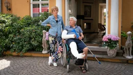 Dorothee (Ulrike Kriener) nimmt z&auml;hneknirschend ihren Ex-Mann Volker (Henry H&uuml;bchen) als Pflegefall auf Zeit bei sich auf.