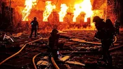 Ein Team von Feuerwehrleuten l&ouml;scht einen Gro&szlig;brand