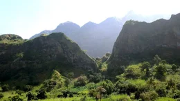 Santo Antao ist die gr&uuml;nste Insel der Kapverden, ideal zum Wandern. Hier wird der Grogue, der wei&szlig;e Rum der Insel, produziert.